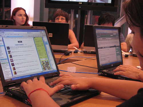 Ana Carmen Foschini en uso de Twitter para sus actividades periodísticas. Photo credit: http://www.flickr.com/photos/anacarmen/