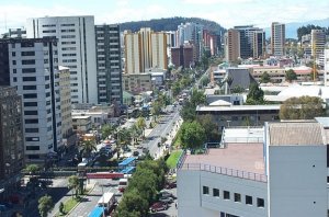 Edificio de una de las Universidades en Quito. Photo by  Picasa @amandalherron