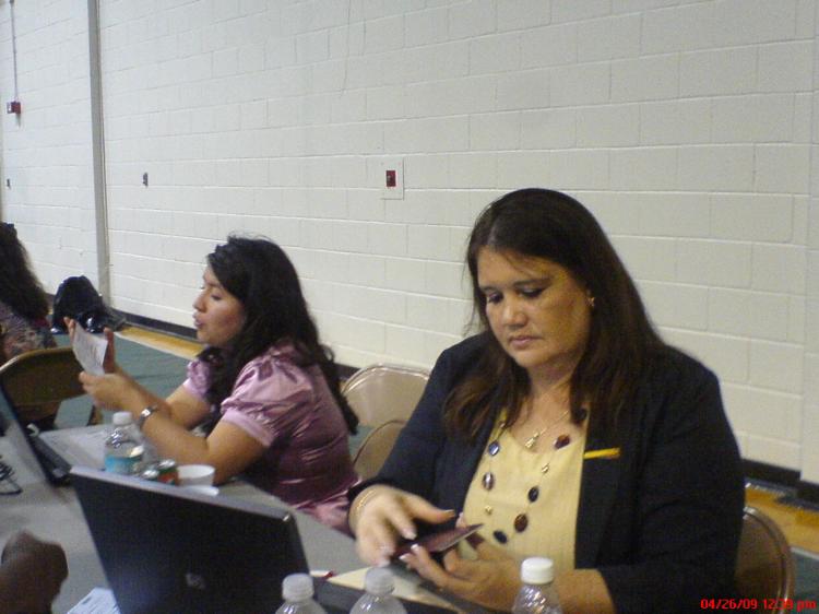La Sra. Cónsul ayudando a sus nacionales durante las eleccione sen el Excess County College, Newark, New Jersey