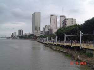 El malecón 2000 y de fondo el majestuoso Guayas. Foto de Iván Utz en Flickr.