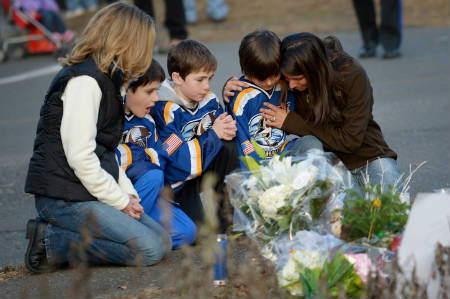 Residentes alrededor de Sandy Hook Elementary School oran por los caídos.  EPA/JUSTIN LANE