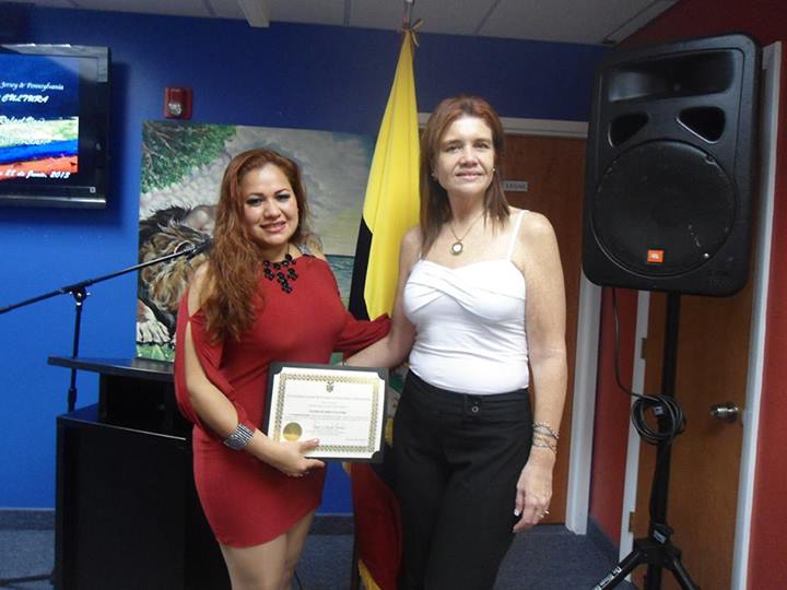 La 'Incomparable Jazmin' recibiendo reconocimiento de manos de la Consul Jessica Escala.
